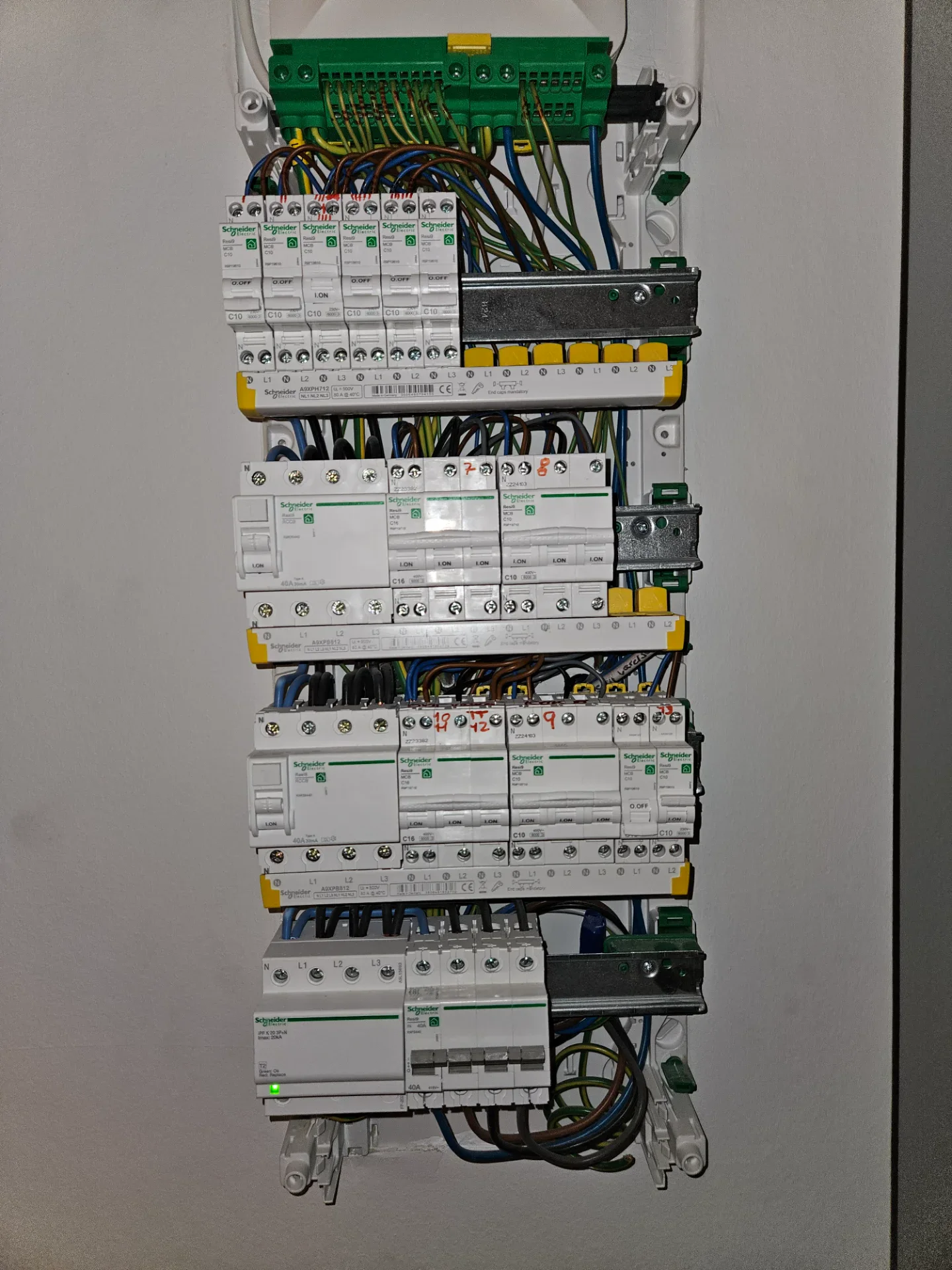 Elektrisk tavle med sikringer og ledninger til industriel installation.