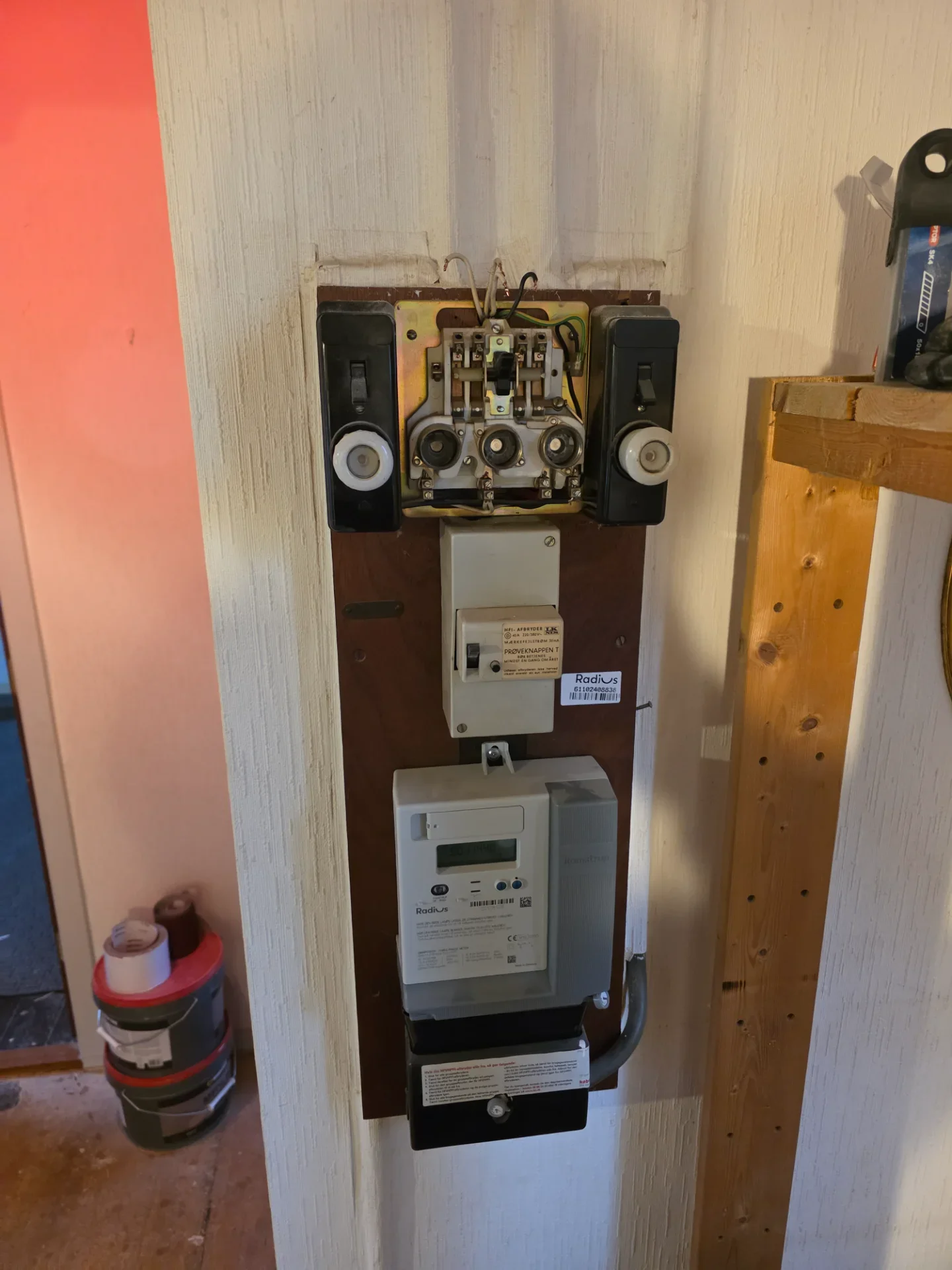 Elektrisk installation med lydsystem og forstærker i hjemmet.