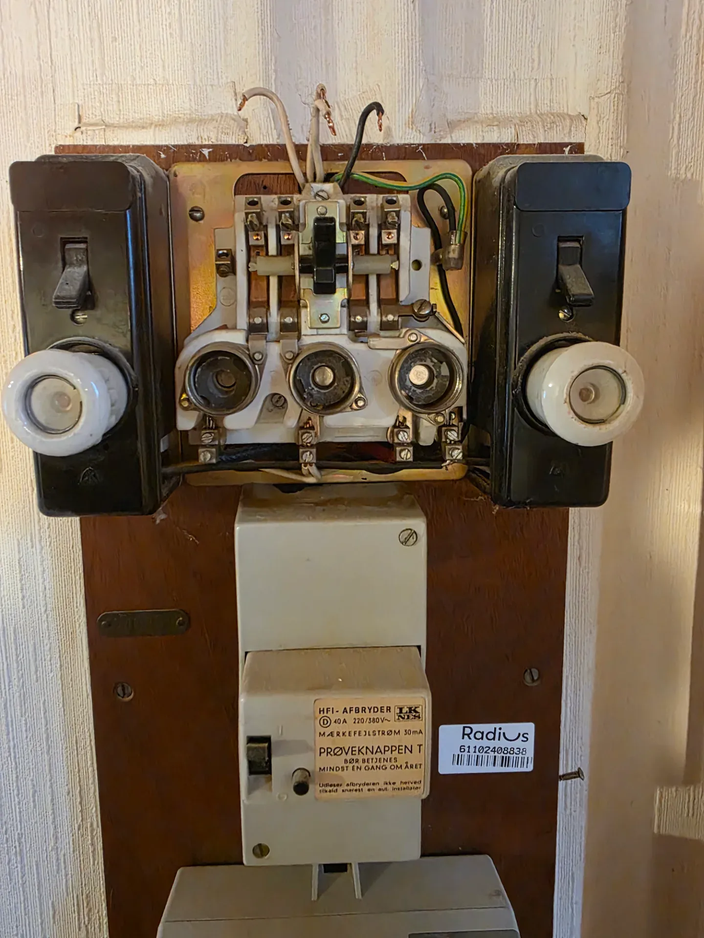 Elektrisk komponent med to telefon- eller datastik, brugt til elinstallationer.