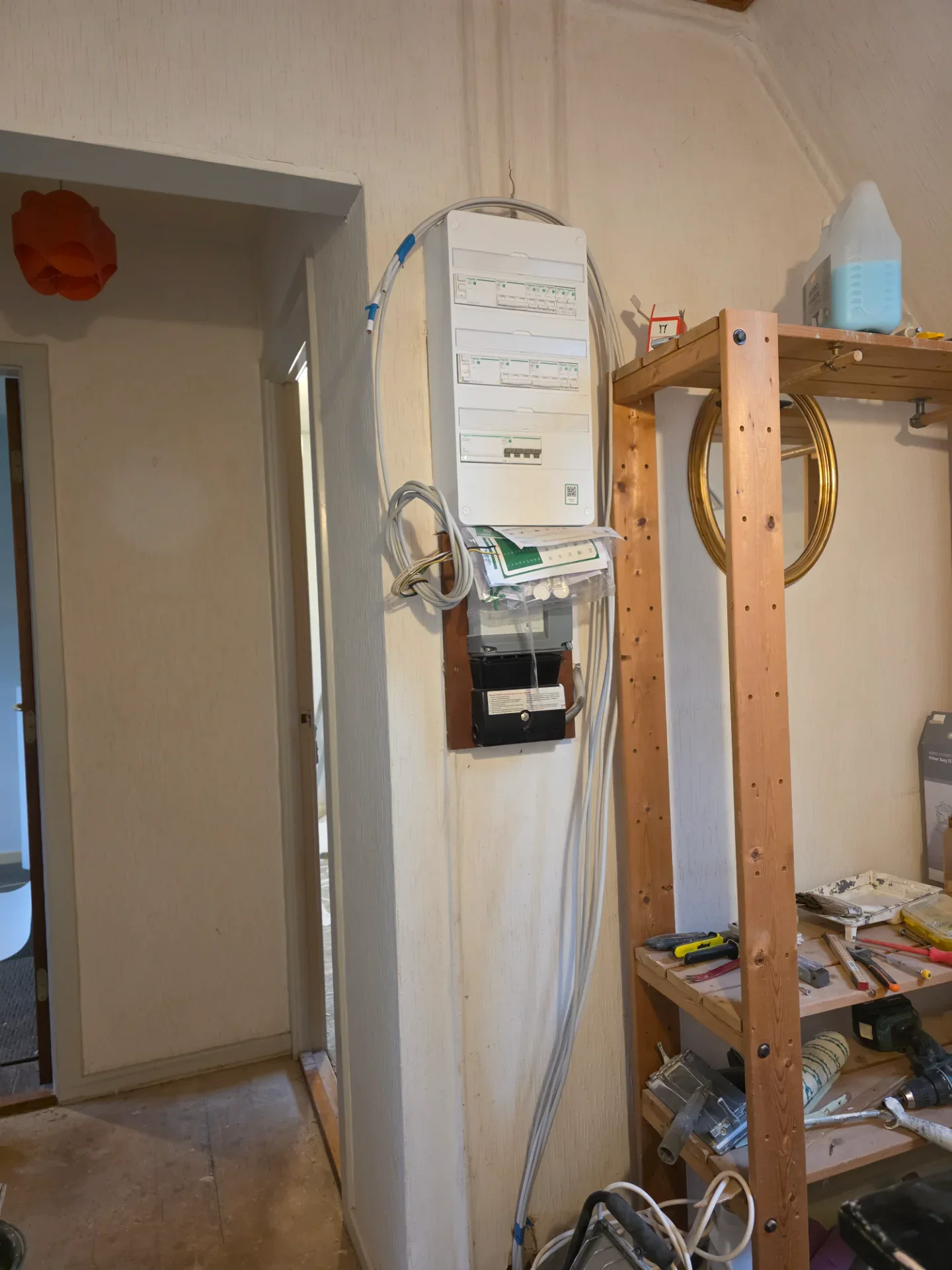 Elskab med kabler og udstyr til elinstallationer i hjemmet.