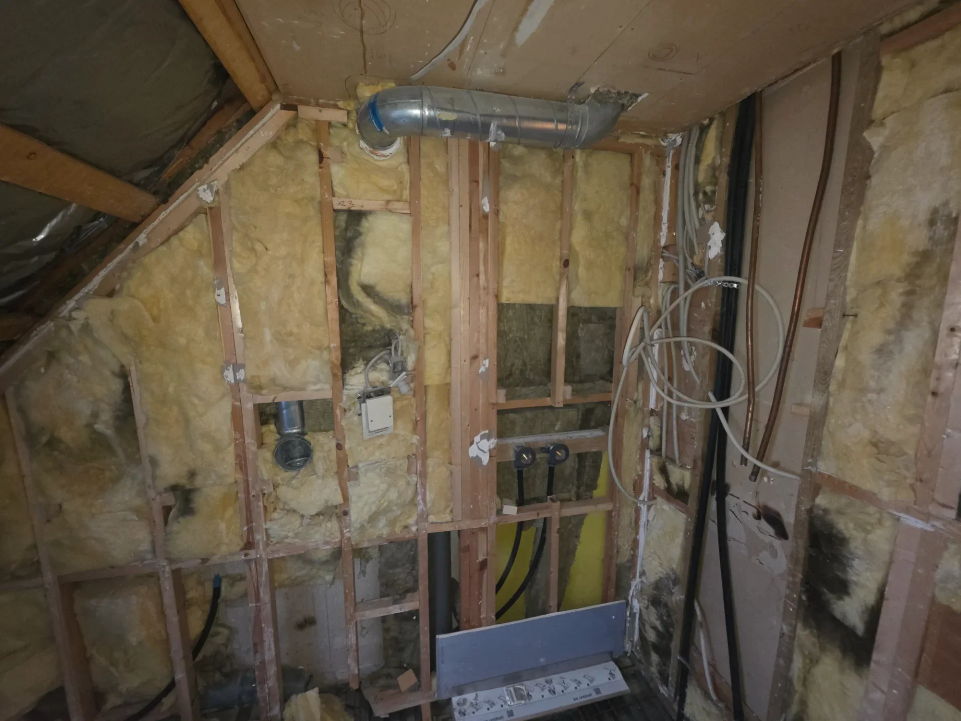 VVS-arbejde med synlige rør og ventilationskanaler.