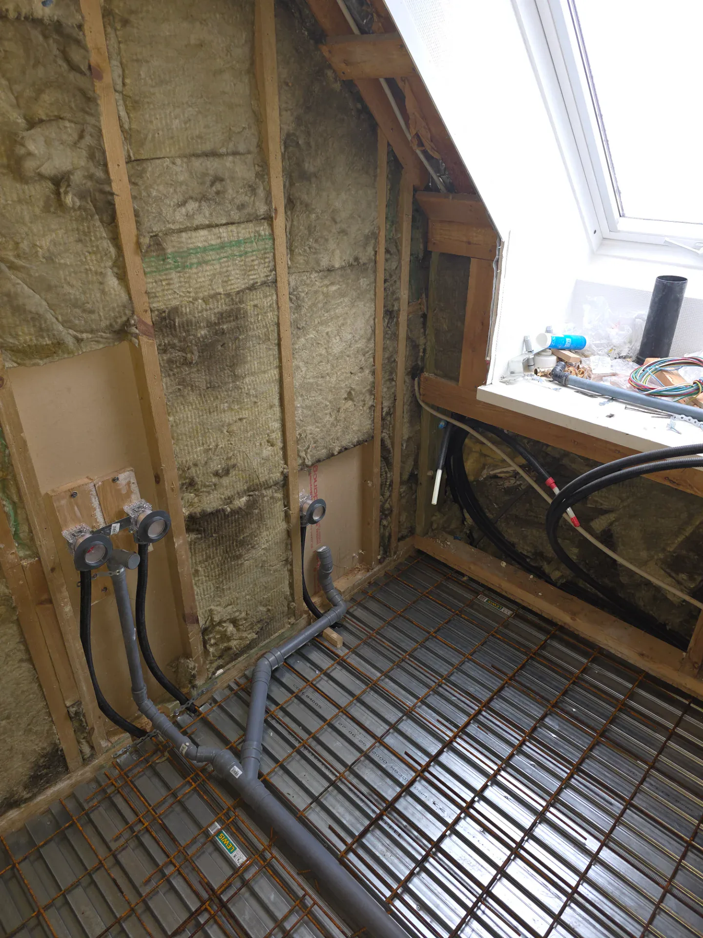 VVS-rørinstallation til badeværelse under opbygning.