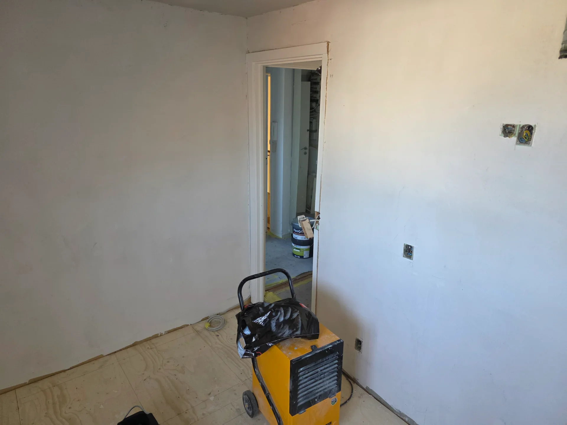 Luftkøler til elektrisk arbejde i et rum under renovering, klar til installation.