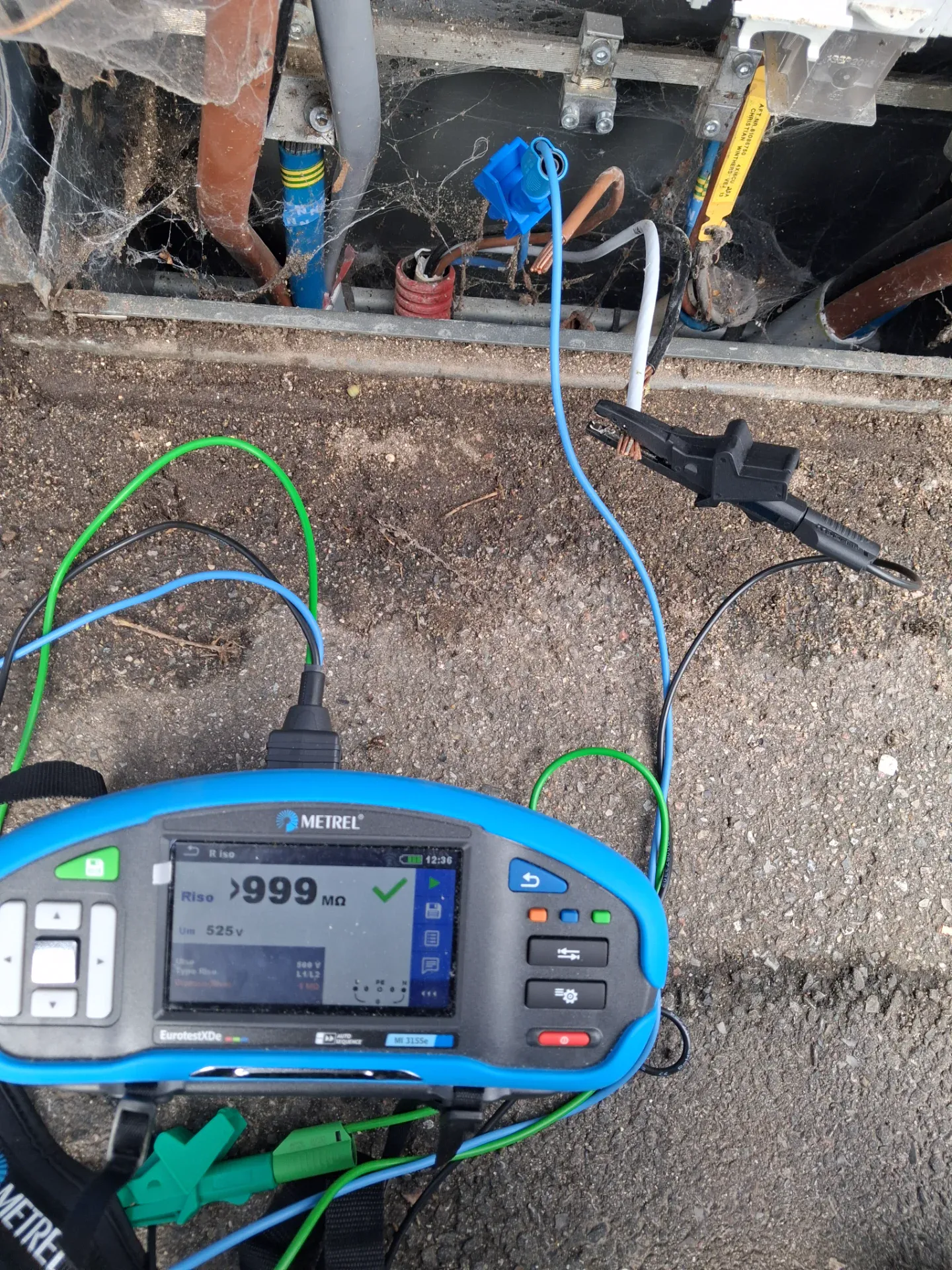 Elektrisk måling med multimeter på udendørs elinstallation.