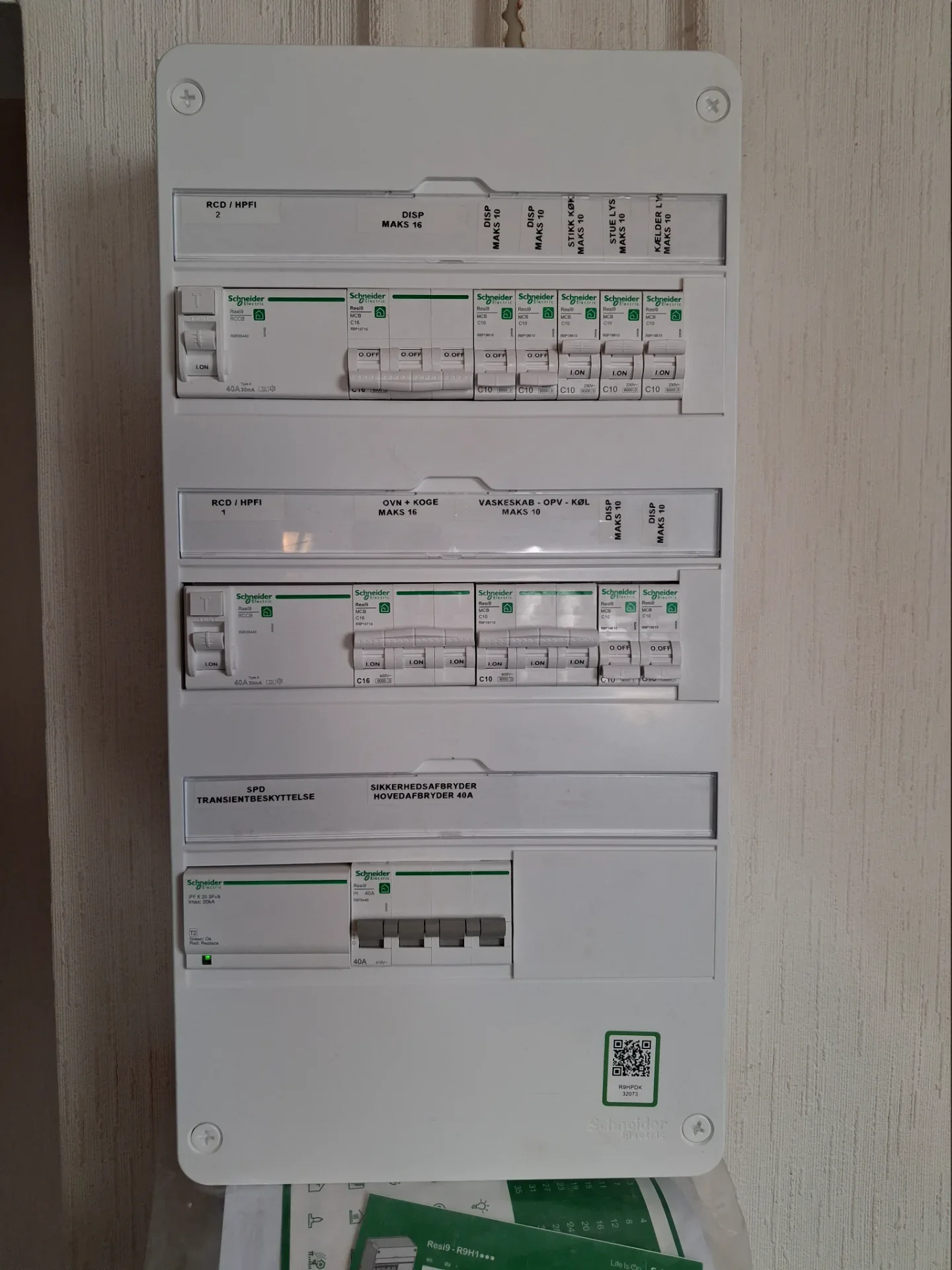 El-tavle med sikringer og afbrydere til elinstallationer.