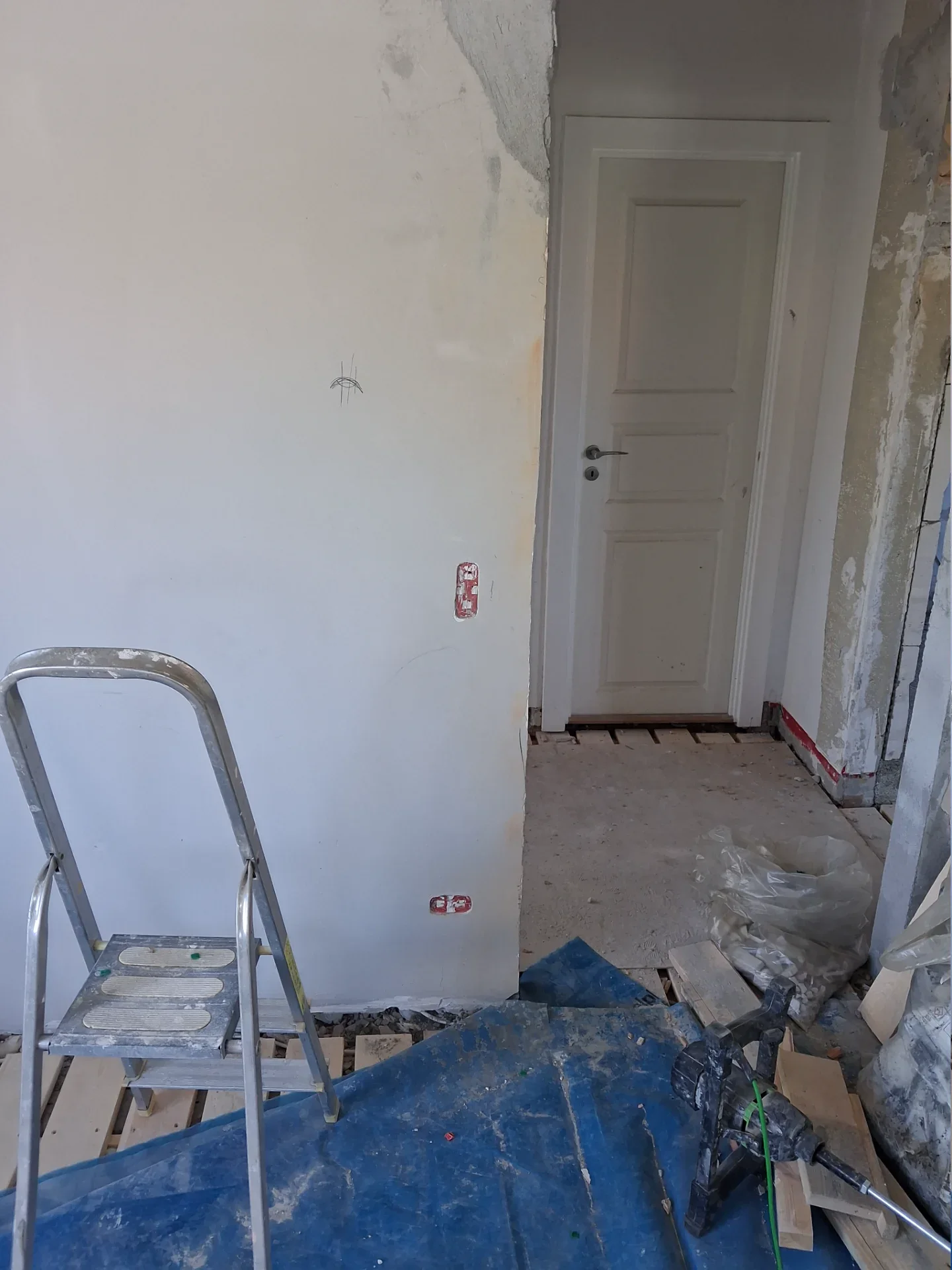 Indendørs renovering med tømrer- og el-arbejde i byggeri.