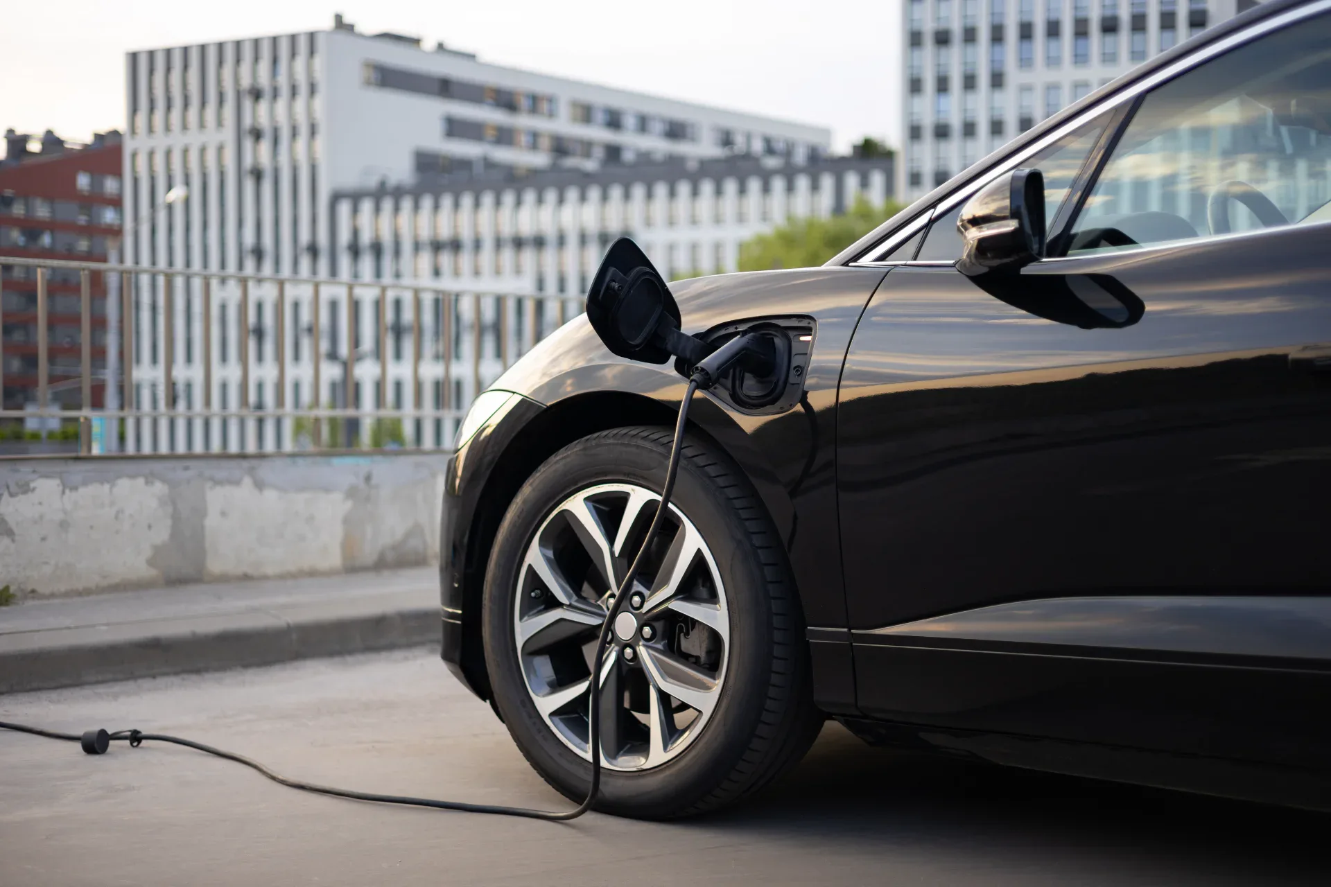 Elbil oplades på tagparkering med ladekabel til elektrisk bil.