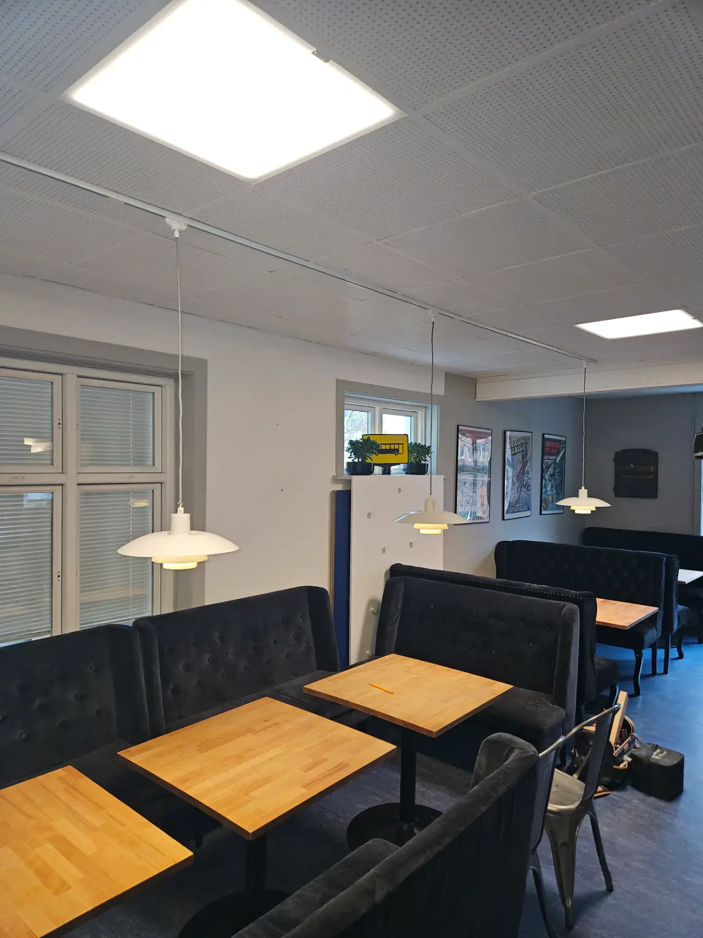 Moderne el-arbejde i et indendørs miljø med belysning og stikkontakter.